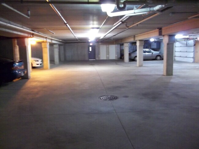 Building Photo - 123 King St