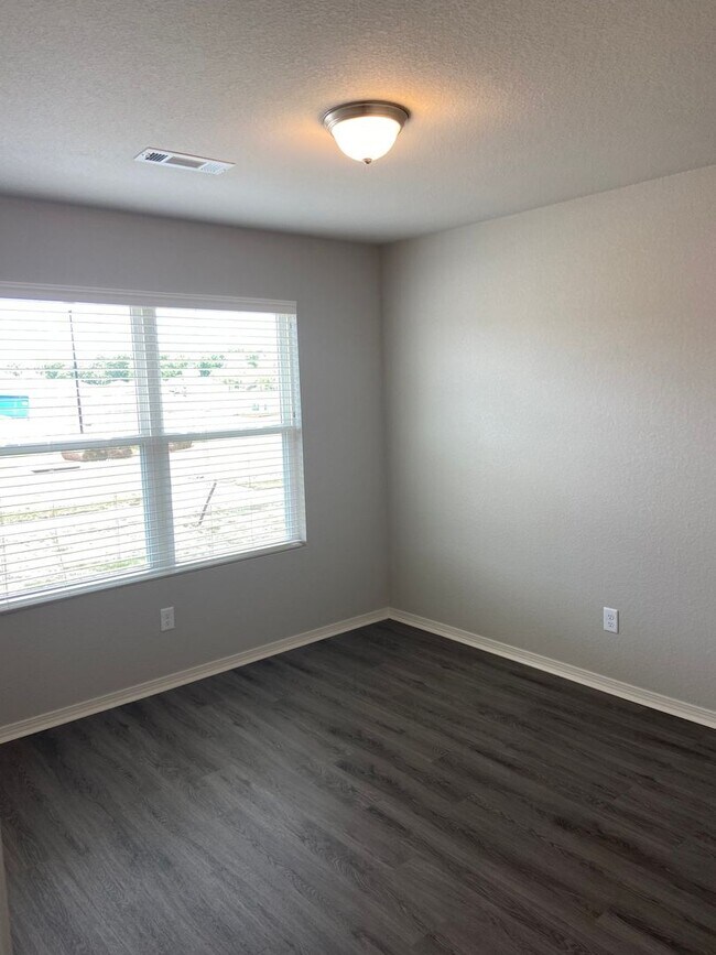 Building Photo - *Pre-leasing* Four Bedroom | Two Bath Home...