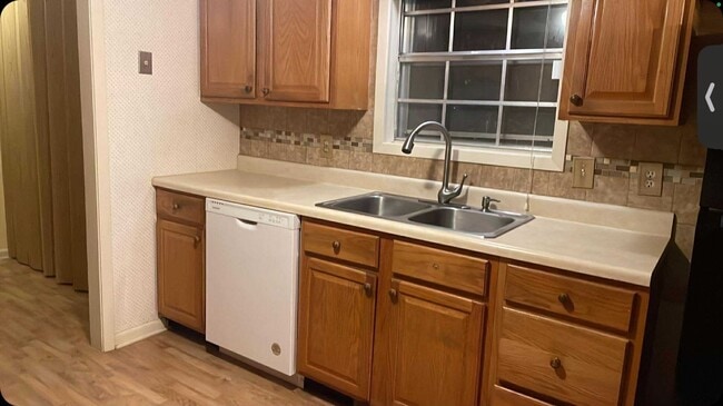 Building Photo - 504 W South