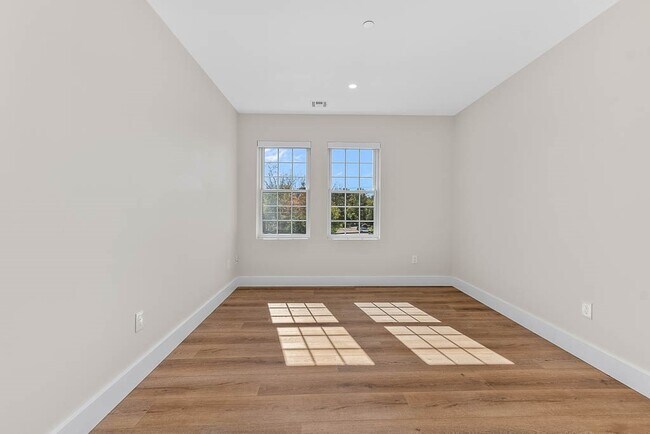 Building Photo - 22 Everett St