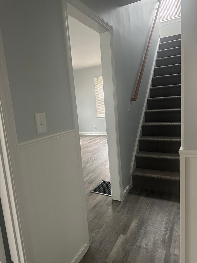 Building Photo - 1629 Kingston Rd