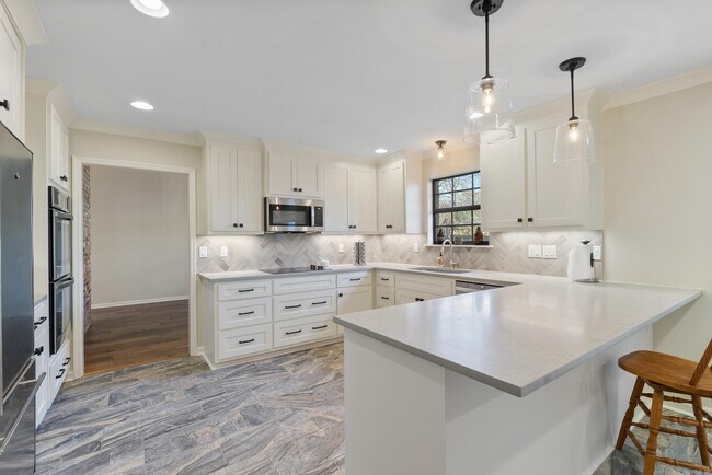 Building Photo - 7 Oak Tree Cir