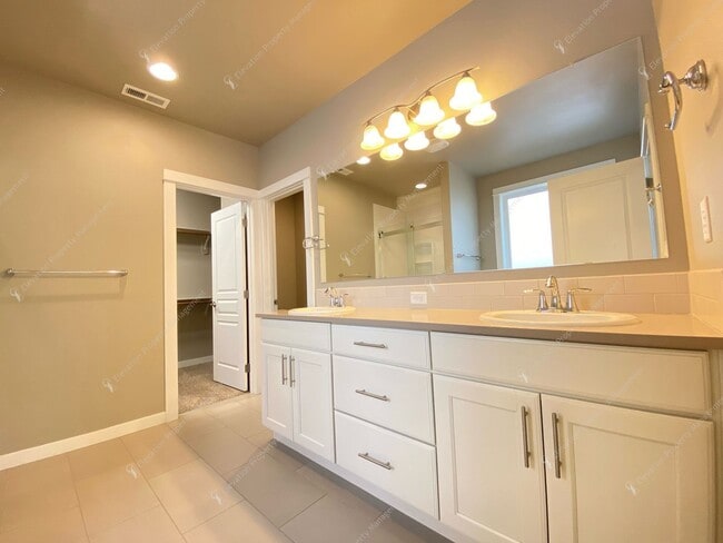 Building Photo - Bright, Spacious Home with Expansive Yard ...