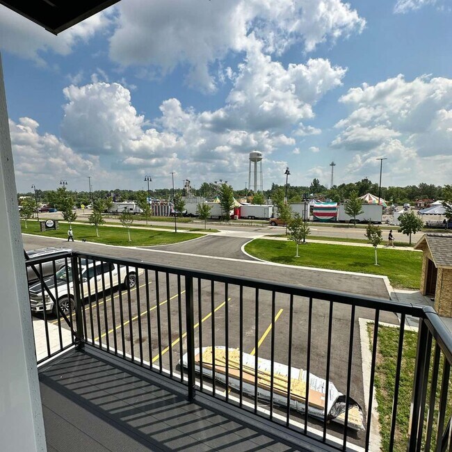 Building Photo - One Bedroom Bixby Condo