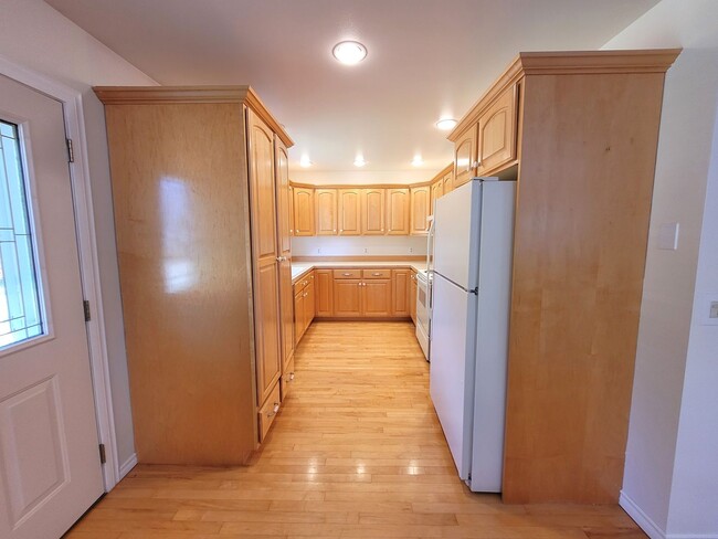 Building Photo - Fully Furnished Cottage 1 Bedroom - Marine Dr