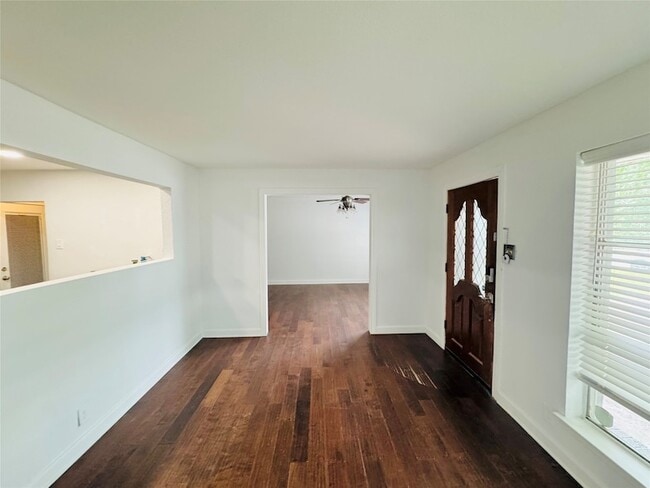 Building Photo - 2129 Diane Dr