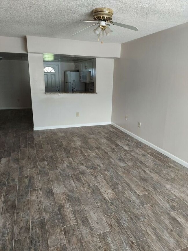 Building Photo - Townhouse located near UCF - 2 Bed / 1.5 Bath
