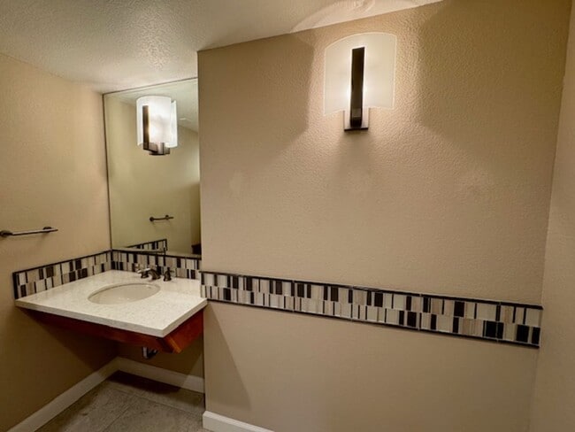 Building Photo - Wonderful 2 story home in Walnut Creek nea...