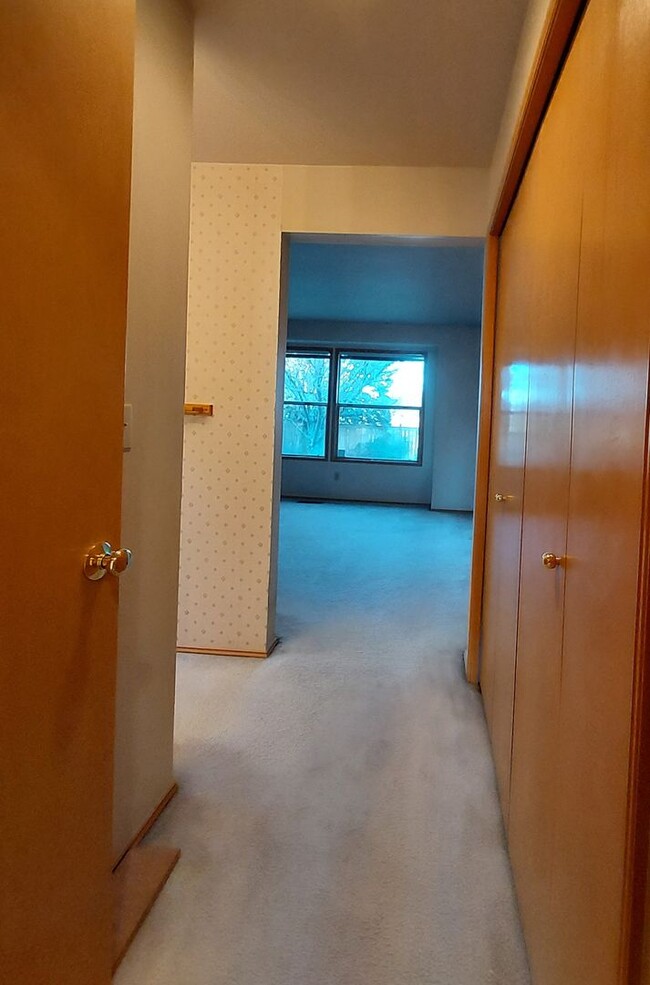 Building Photo - Federal Way Rambler featuring vaulted ceil...