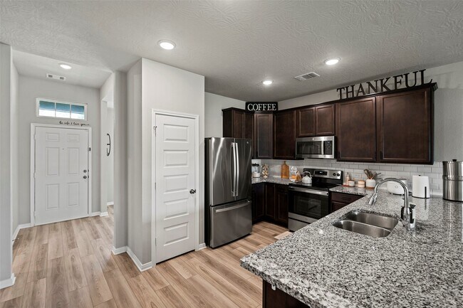 Building Photo - 428 Shoreview Dr