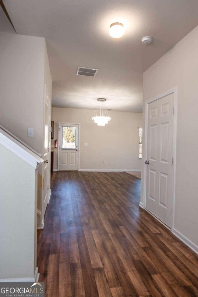 Building Photo - 700 Fitzroy Dr