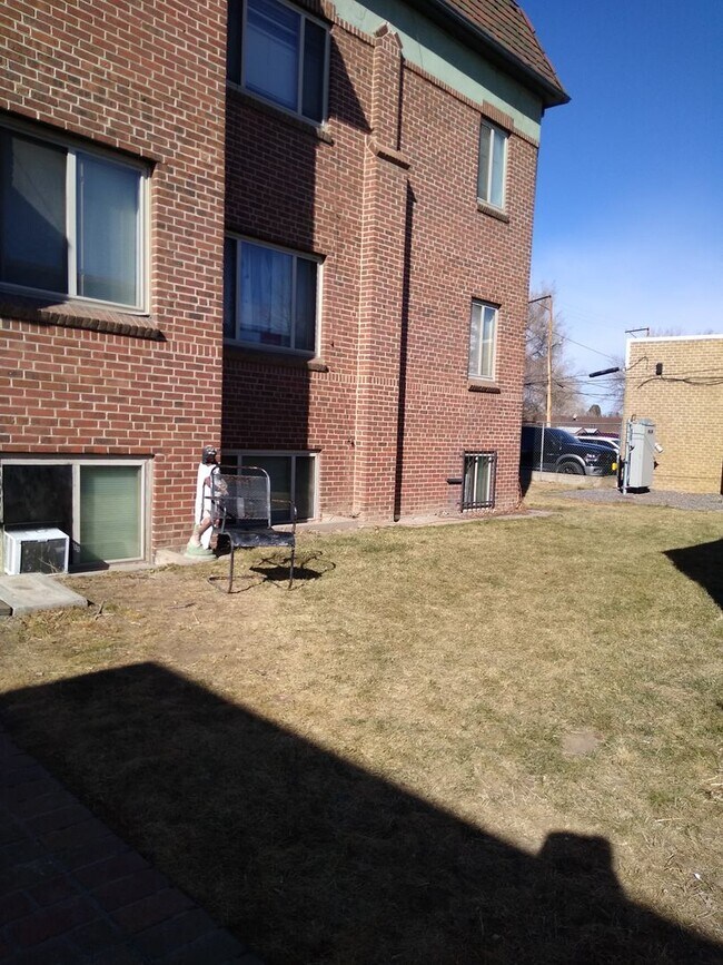 Building Photo - Charming Large 1 Bedroom in the Heart of the City