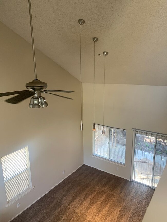 Building Photo - 1703 E Eclipse Ave