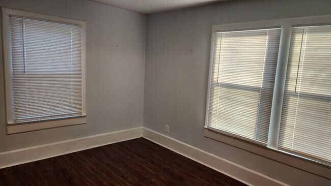 Building Photo - 214 Cross Roads Dr