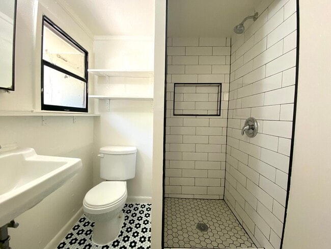 Building Photo - Unique Basement Unit in a Triplex- 309 E. 32nd- Available for July!