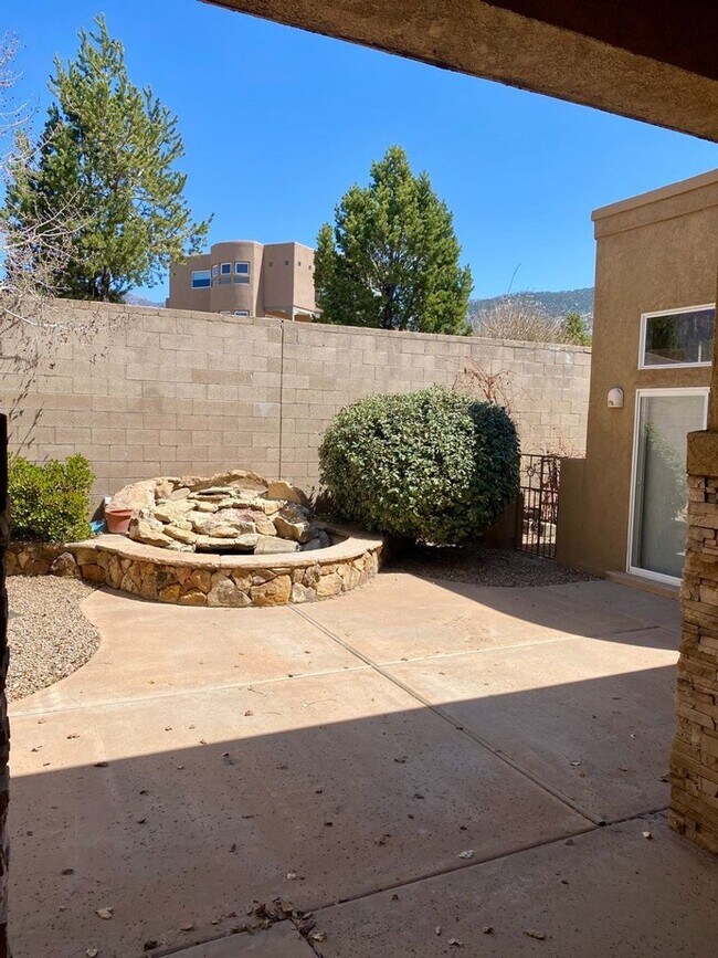 Building Photo - Beautiful 4 bedroom 3.75 bath in gated com...