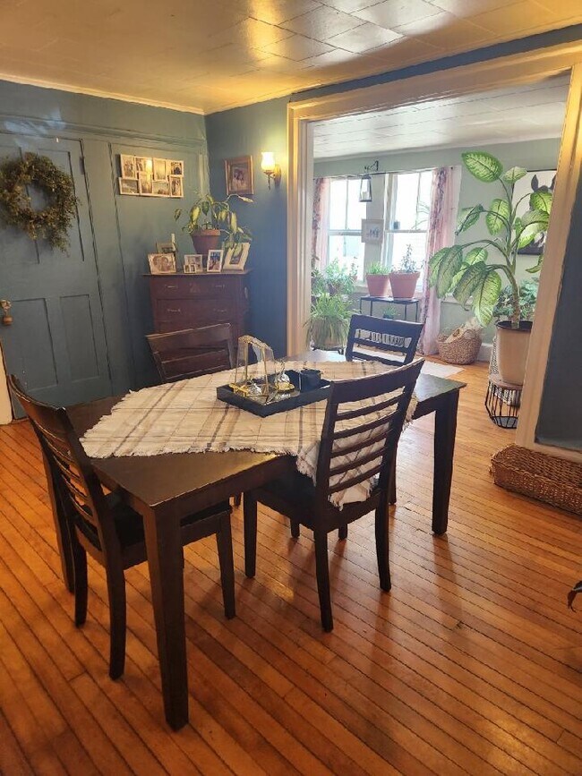Dinning Room - 35 Holyoke St