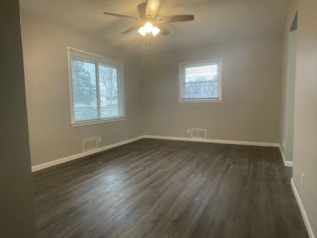Building Photo - FRESH START ALERT – Springfield Rental!: 3...