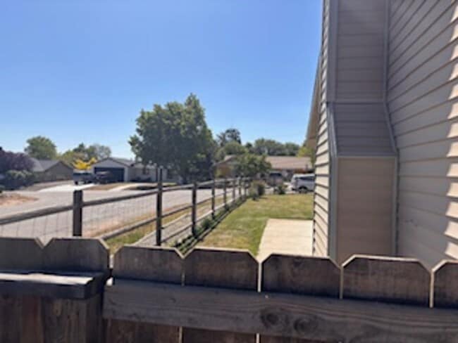 Building Photo - Corner lot in Golden Hills 3bdrm, 2 bath