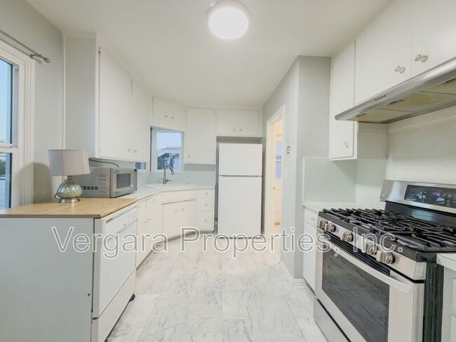 Building Photo - 623 Camino Real