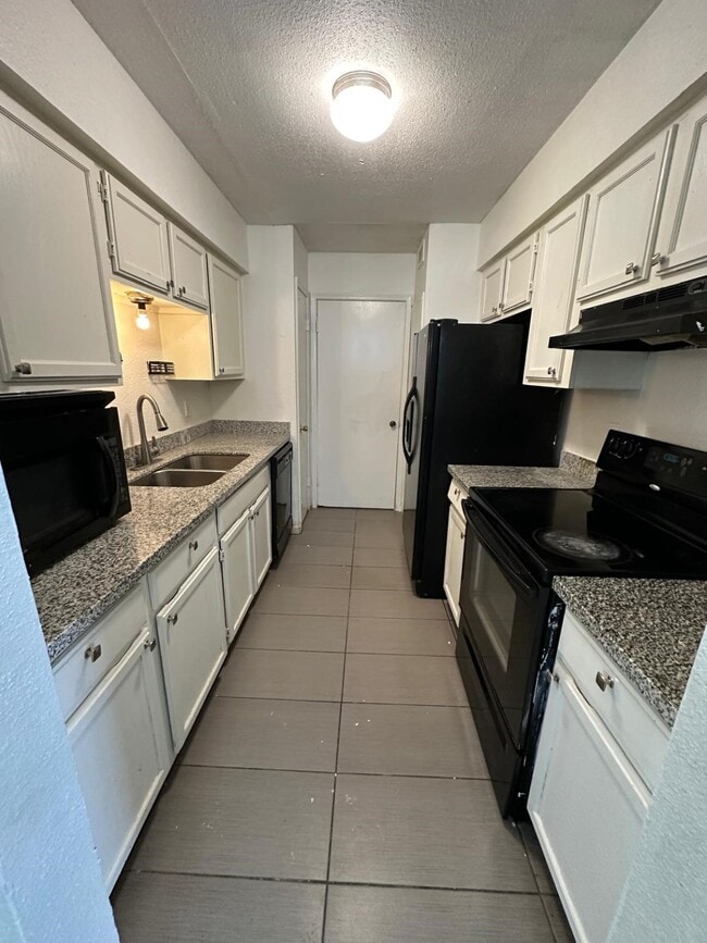 Building Photo - 9797 Leawood Blvd