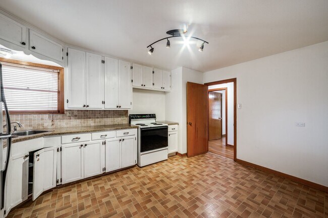 Building Photo - BEAUTIFUL MID-CENTURY HOME IN DELLVIEW