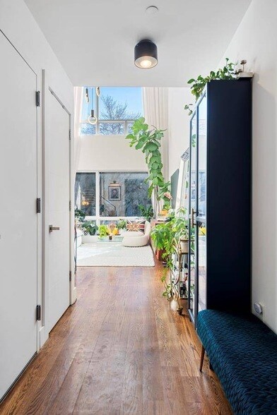 Building Photo - 299 Van Buren St