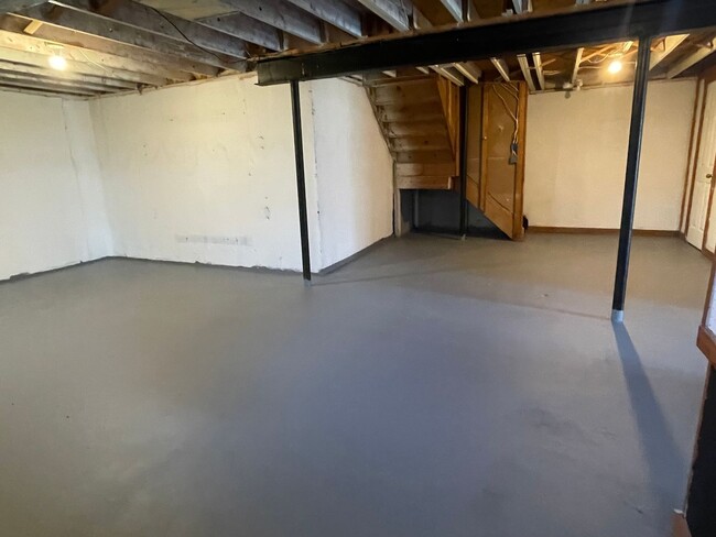 Building Photo - 2-Bedroom Duplex with full basement, 1-Car...
