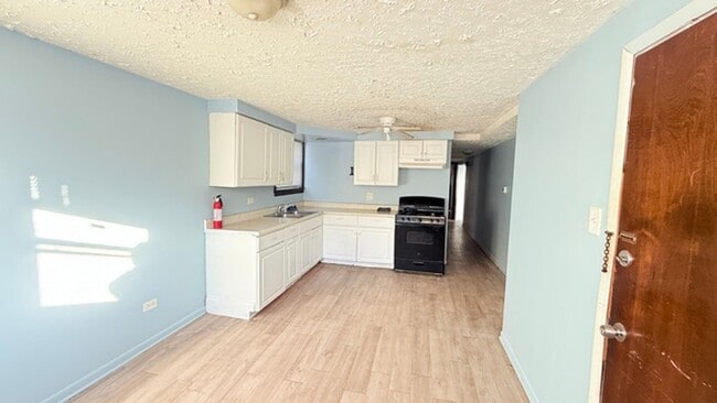 Building Photo - 15020 Woodlawn Ave