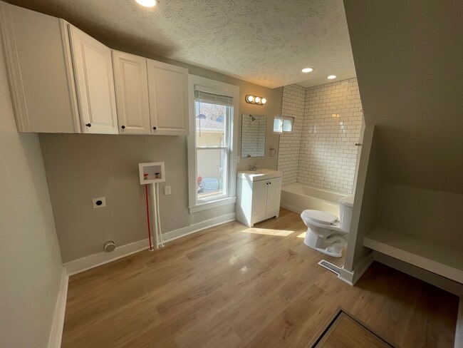 Building Photo - Beautiful 2 Bed house