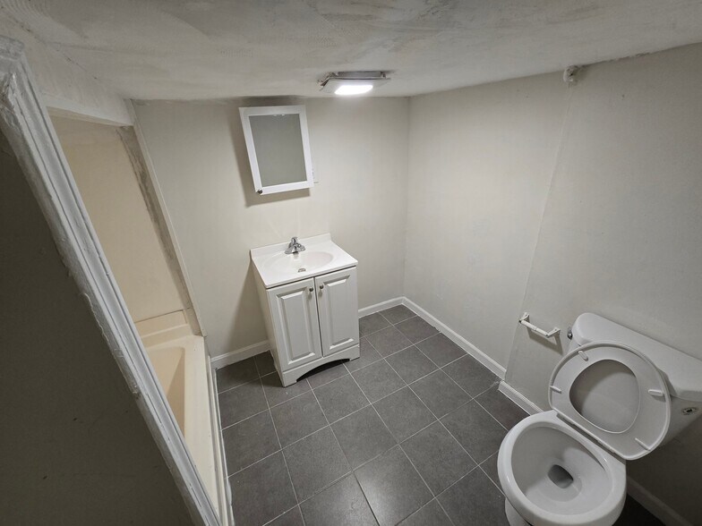 Building Photo - 27 Shelby St