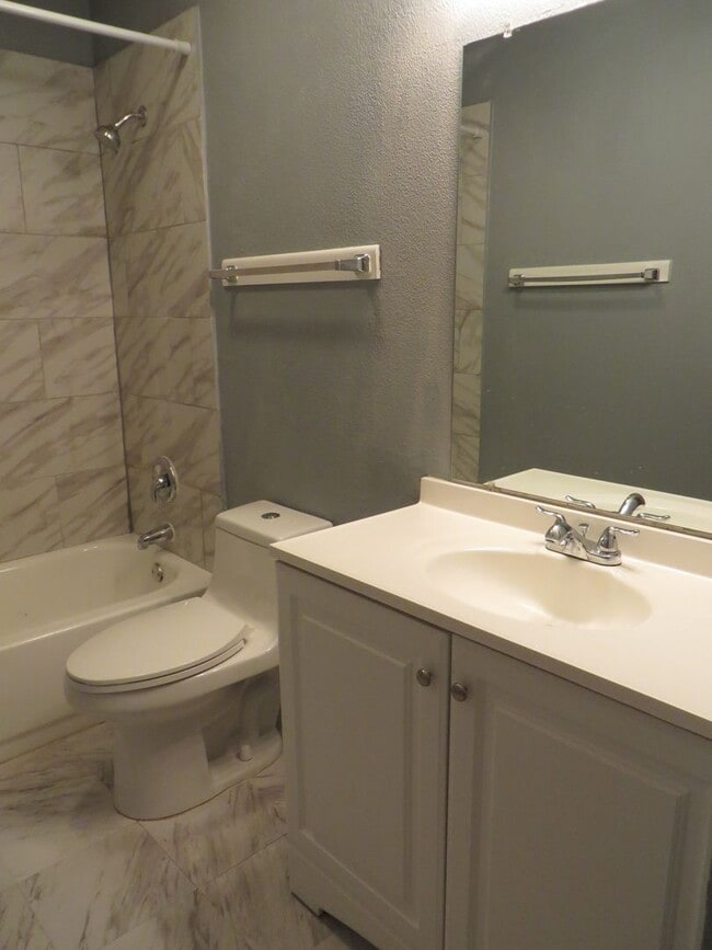 Building Photo - 663