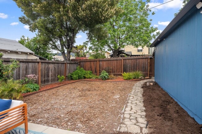 Building Photo - 6900 Thornhill Dr