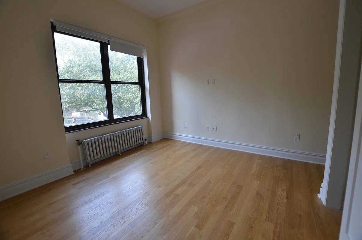 Building Photo - 257 W 97th St