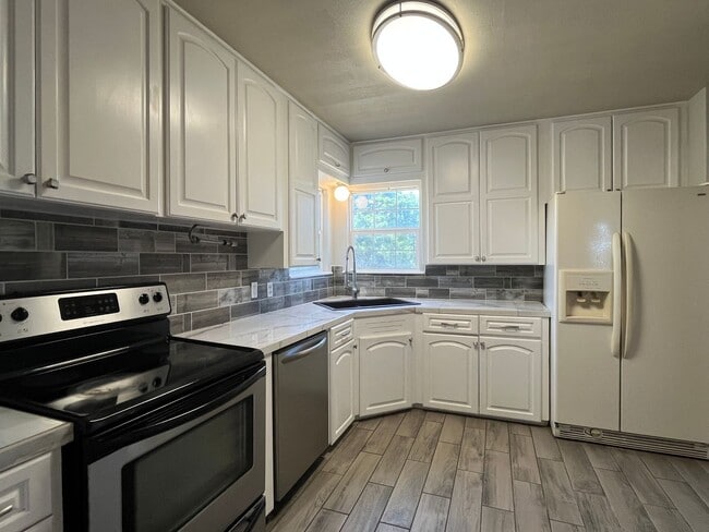 Building Photo - UPDATED CENTRAL CITY HOME