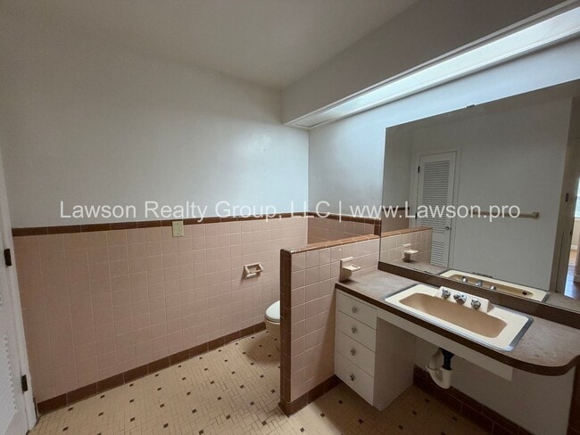 Building Photo - Beautiful Mid Century Modern Grandin Road Home