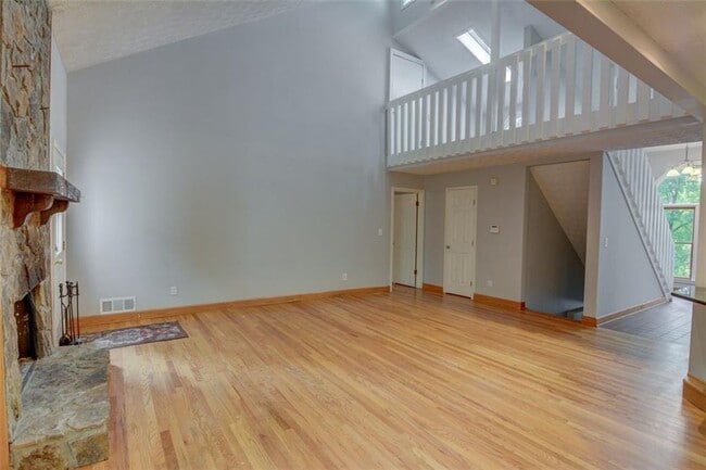 Building Photo - 639 Lakeshore Dr NW