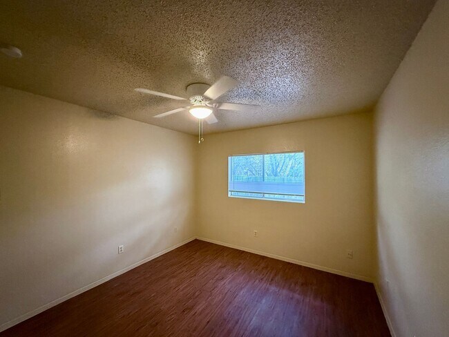 Building Photo - QUIET LOCATION - YARD BACKS TO GREENBELT