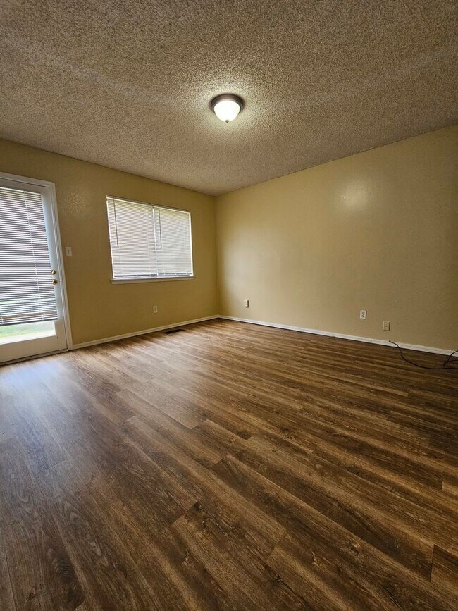 Building Photo - (3) Bed/(2) Bath West Norman Townhome Available NOW!