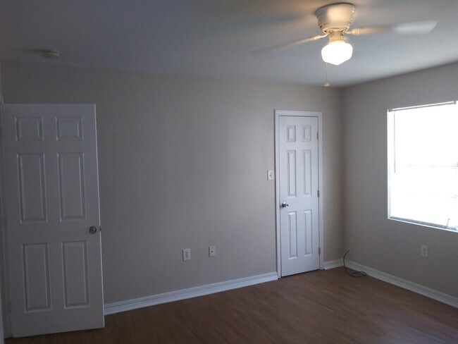 Building Photo - 3 Bedroom Town-home