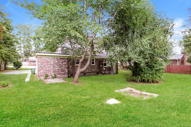Building Photo - 1745 Bywood Dr