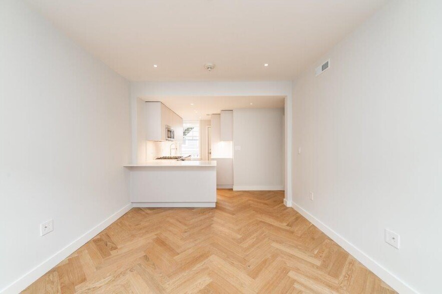 Building Photo - 20 Forest St