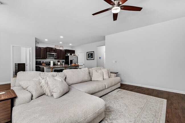 Building Photo - Modern 3 Bedroom Home Near Beaches & Boat Ramp