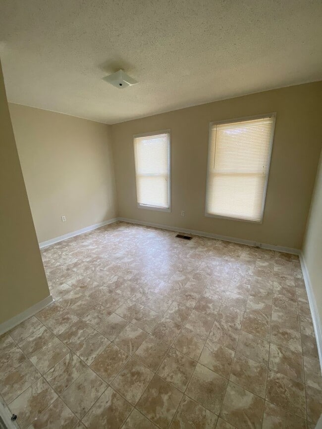 Building Photo - 3 Bedroom 1.5 Bath House