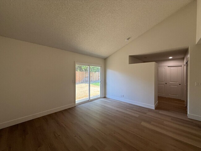 Building Photo - 1120 Village Dr