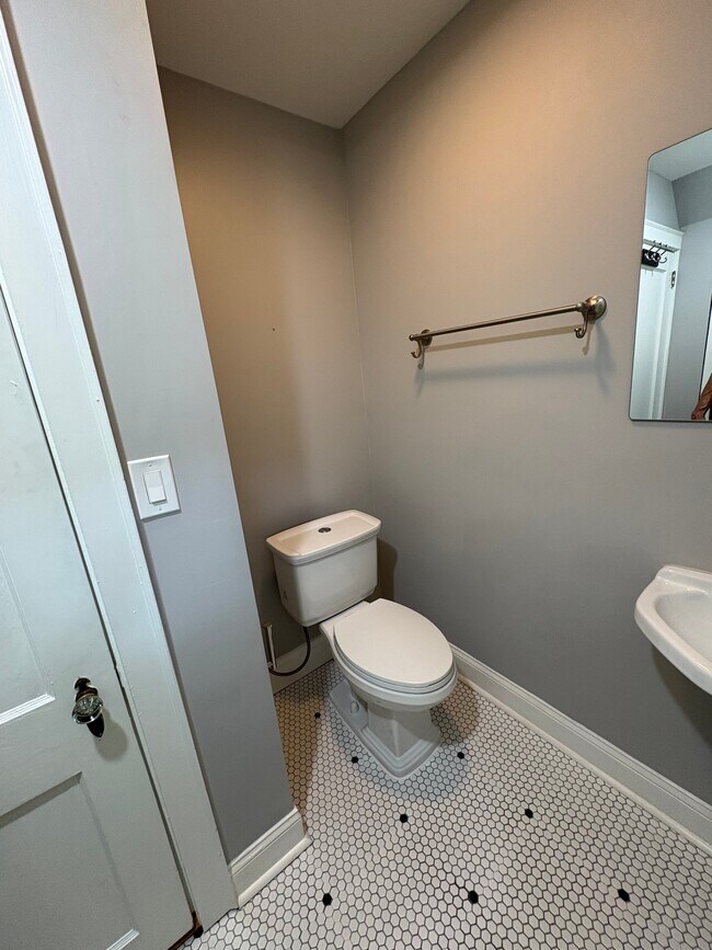 Building Photo - 1151 Rosedale Dr NE