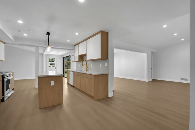 Building Photo - 325 W Le Roy Ave