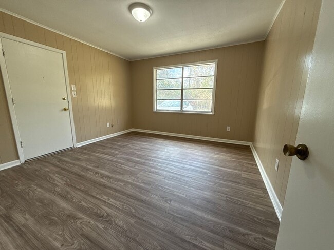 Building Photo - Country and City Side Home