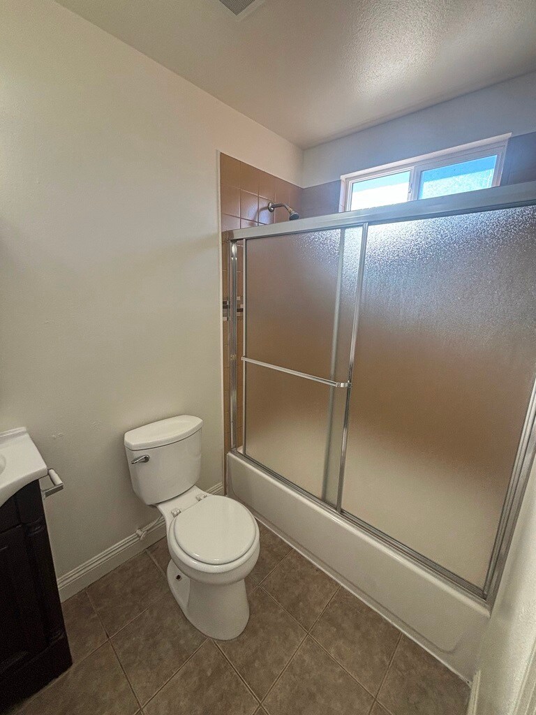 Building Photo - 1011 E 56th St