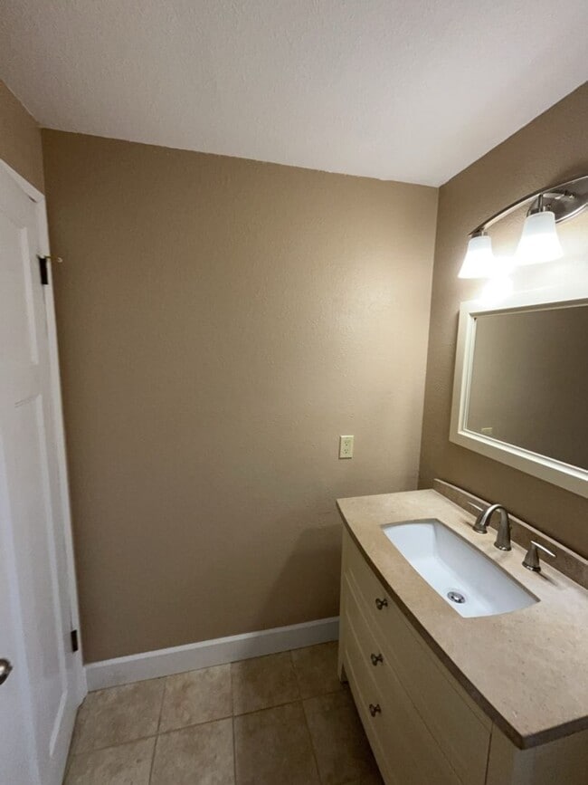 Building Photo - Spacious 3 Bedroom Home for Rent in Whatcom Falls Neighborhood!